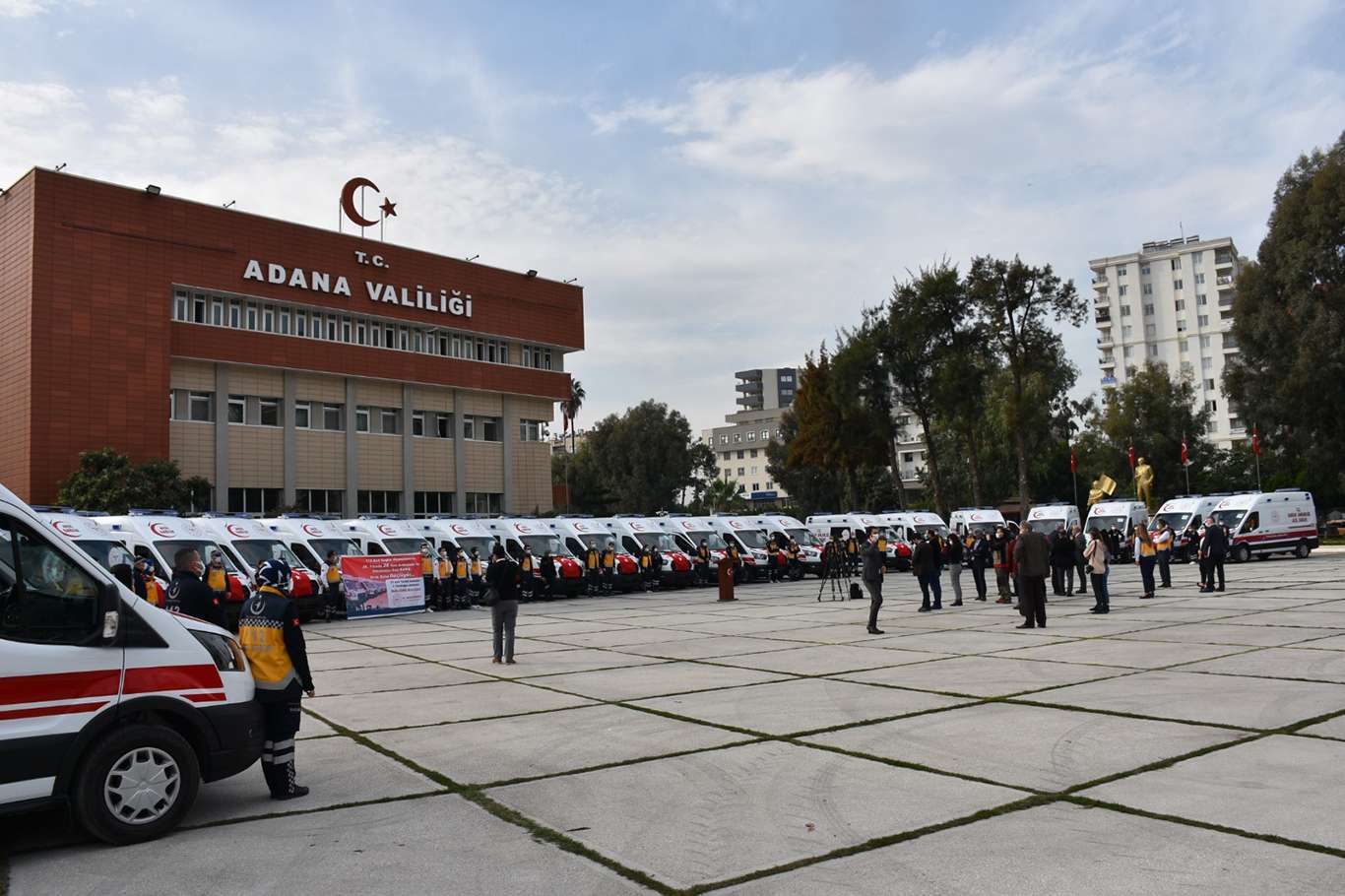 Adana'ya gönderilen 26 ambulans hizmete alındı Adana'ya gönderilen 26 ambulans hizmete alındı